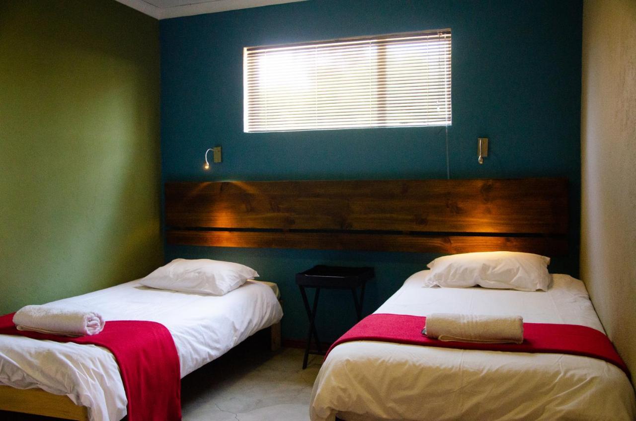 Desert Dew Guest House Hutchinson Экстерьер фото