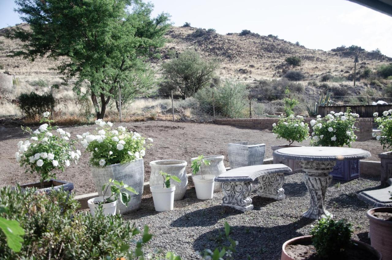 Desert Dew Guest House Hutchinson Экстерьер фото