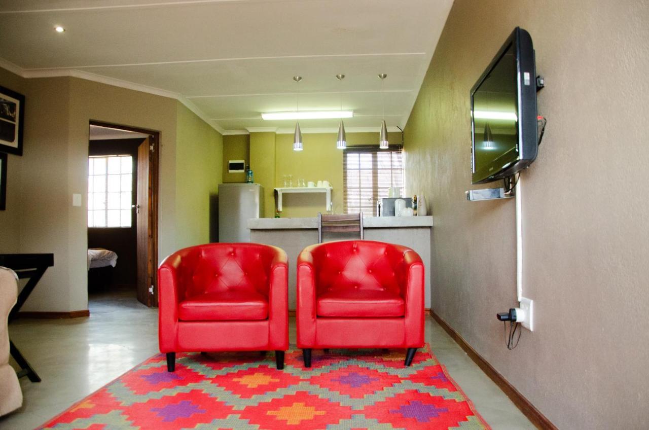 Desert Dew Guest House Hutchinson Экстерьер фото