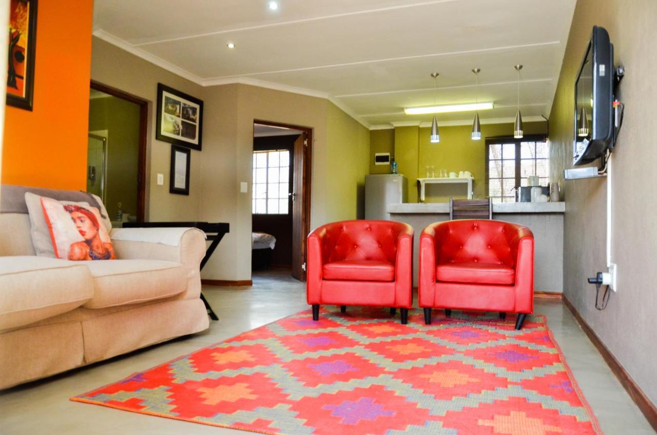 Desert Dew Guest House Hutchinson Экстерьер фото